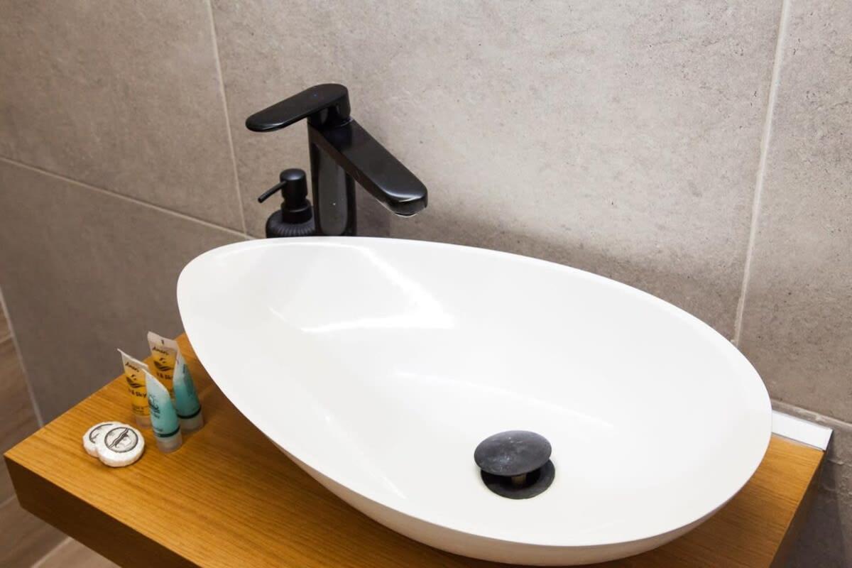 Contemporary Stylish Apartment Located Near Metaxourgeio Area Athens Ngoại thất bức ảnh